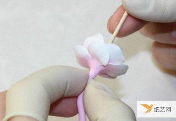 Illustrated tutorial on how to make plum blossoms by hand using soft clay