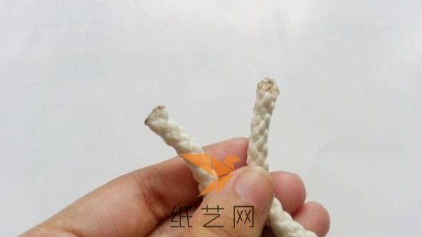 Tutorial on how to knit a cute bracelet with bells