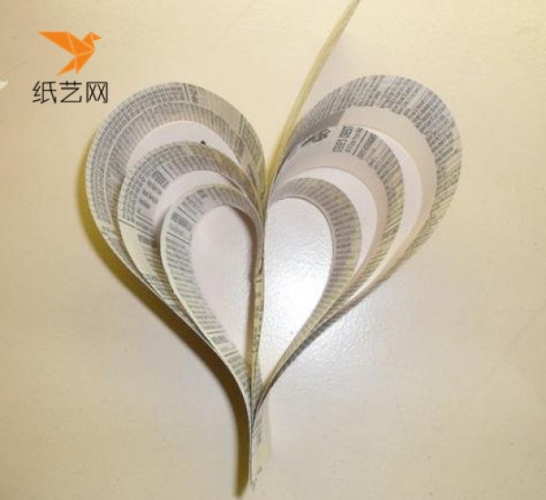 Tutorial on how to make romantic heart-shaped decorations by using old books and newspapers from waste