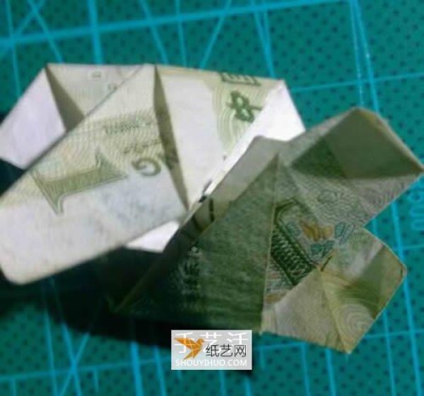 Illustration of how to fold a hexagonal badge using one-yuan banknotes