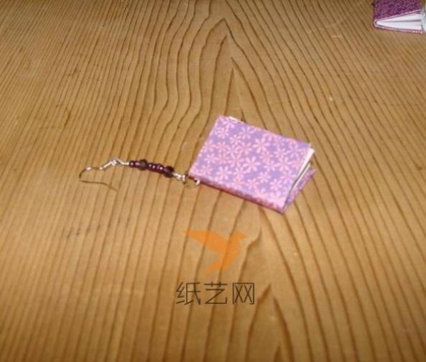 Creative DIY tutorial for making cute book earrings for top students