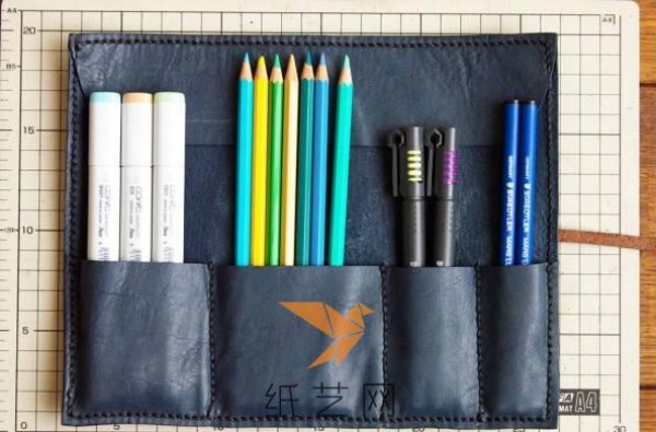 DIY Literary Pencil Bag Tutorial It’s very thoughtful to give a pencil bag as a New Year gift