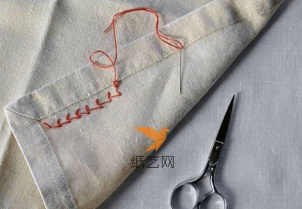 Instructions on how to make simple hearts on Valentine’s Day tablecloths