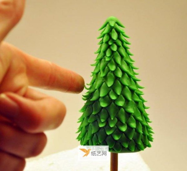 An easy way to make a Christmas tree using ultra-light clay