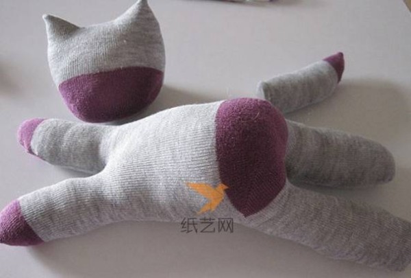 Transform old socks into cute kitten dolls