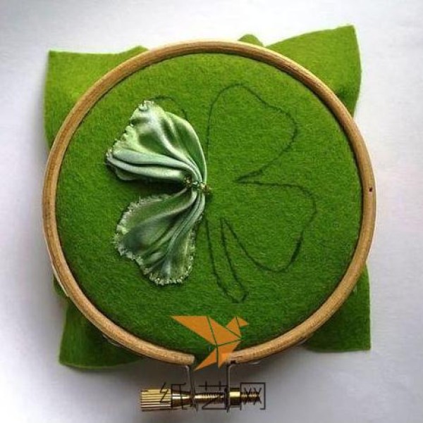 Gorgeous DIY four-leaf clover brooch making tutorial