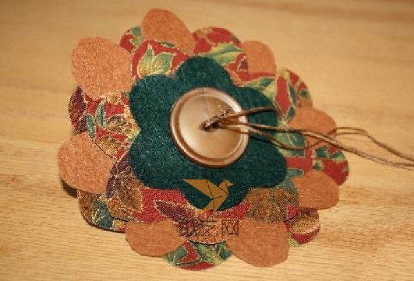 Tutorial on making beautiful decorative flowers for gift wrapping