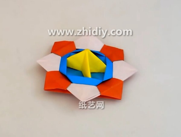 Video tutorial on how to fold an origami toy origami top