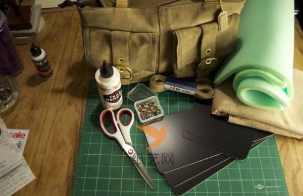 Tutorial on how to transform an ordinary satchel into a SLR camera bag by hand