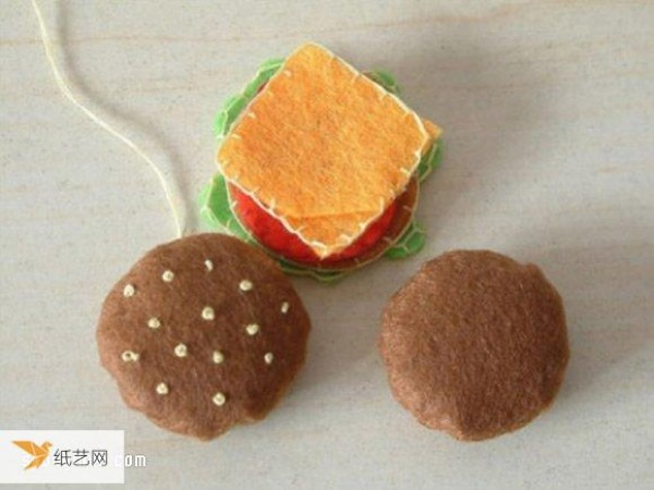 Illustrated tutorial on how to make handmade non-woven mini hamburger fabrics