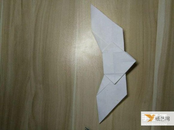 Illustration of the steps to make an origami heart with wings that can fly