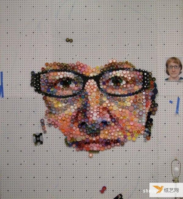 Use more than 7,000 plastic bottle caps to create realistic portraits of your own