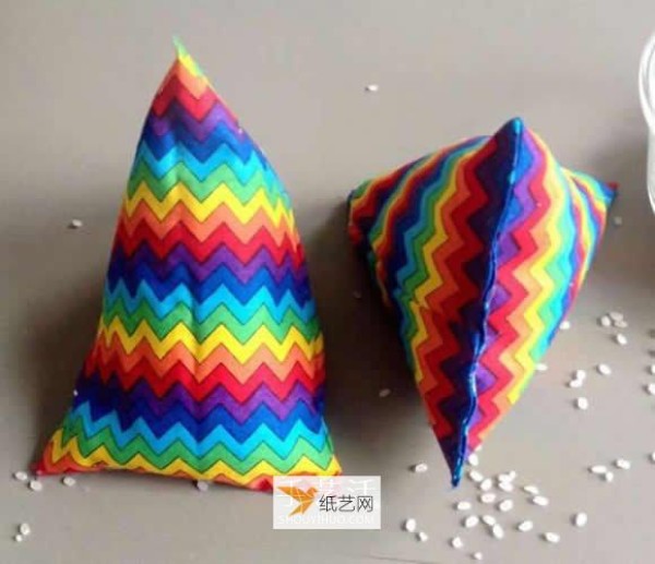 How to make triangular bookends from non-woven fabric