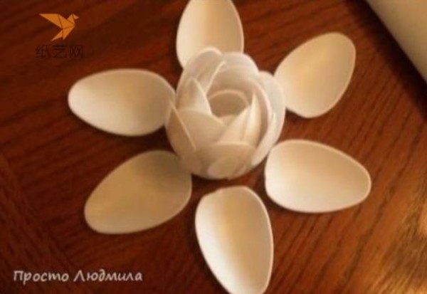 Tutorial on turning waste into treasure. Tutorial on how to transform disposable plastic spoons into Qingyuan Yiyuan Guangyu’s creative production.