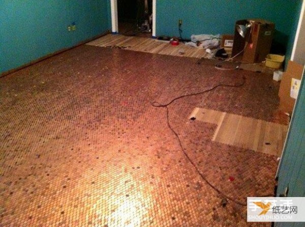 Use tens of thousands of one-cent coins to pave the floor with glittering gold and luxury.