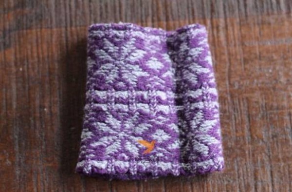 Tutorial on how to transform old woolen socks into simple bracelets