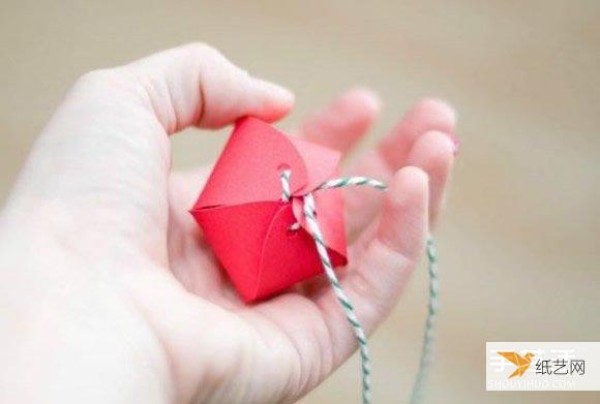 Illustration of the hand-made method of strawberry-shaped wedding candy packaging box