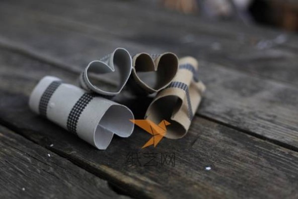 Creative paper art tutorial for making four-leaf clover stamps using waste paper tubes