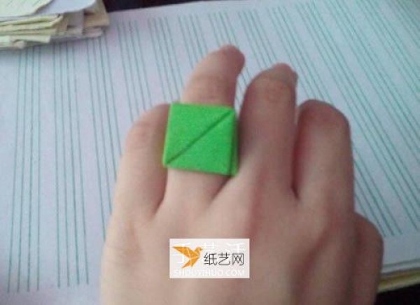 Share the illustrated tutorial on how to fold a simple and cute paper ring