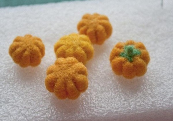 Tutorial on making cute little wool felt pumpkins