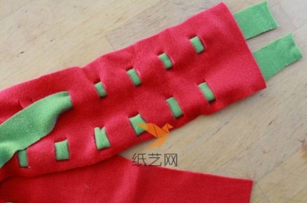 DIY a super warm scarf for your baby using wool cloth