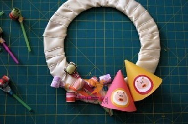 Tutorial on lively and beautiful handmade birthday party decoration wreaths