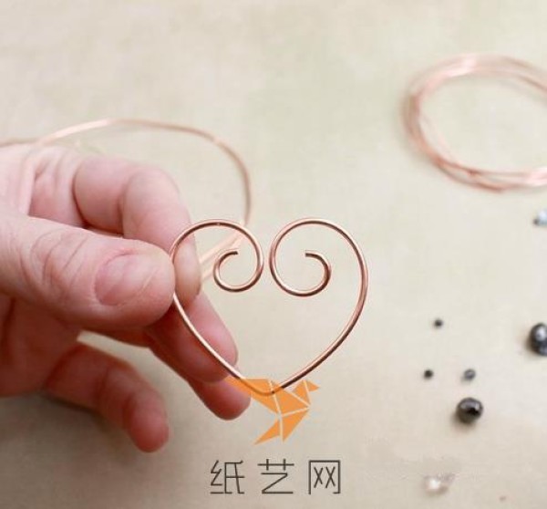 Romantic wire heart-shaped necklace Valentines Day gift making tutorial