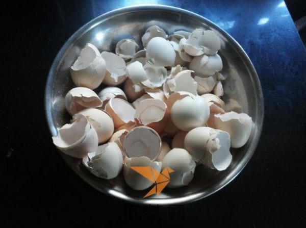 Tutorial on how to use egg shell waste to make cute chick decorations