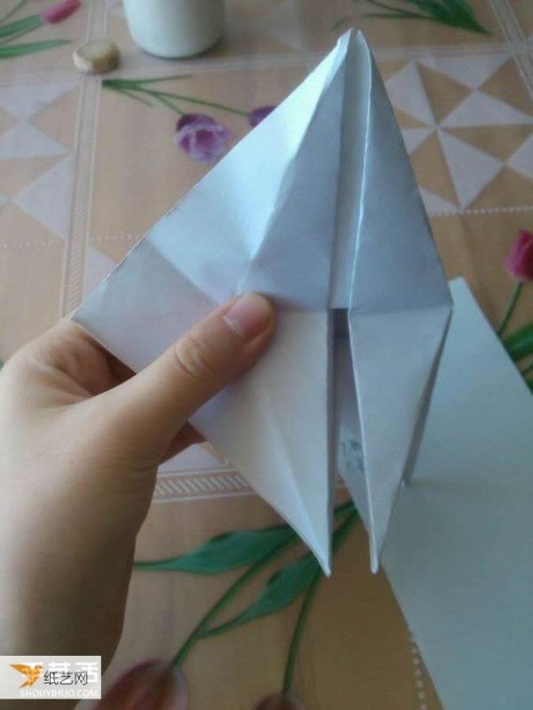 Step-by-step illustration of how to use origami to fold a cute grand piano