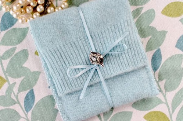 Use old items to turn old sweaters into exquisite gift bags