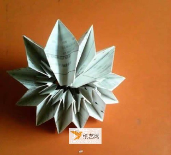 Illustration of how to fold paper fireworks by hand