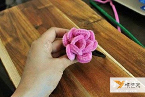 Illustrated tutorial on how to make a personalized rose headband by hand using twist sticks