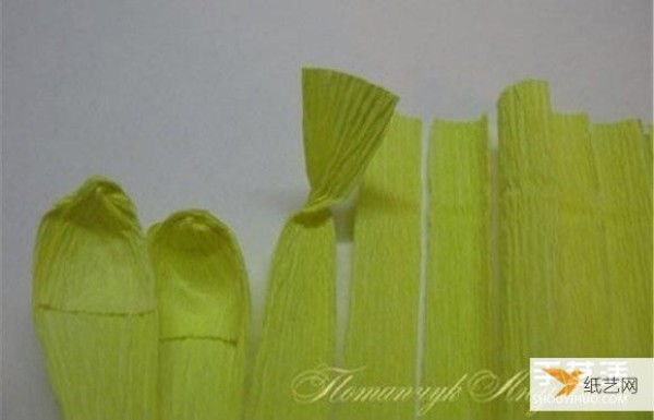 Illustrated tutorial on how to make yellow chrysanthemums using crepe paper