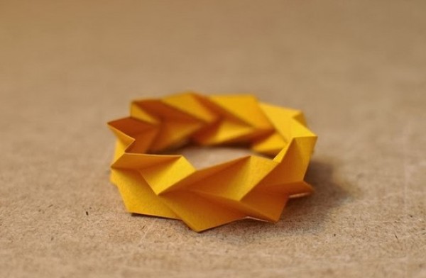 Illustrated tutorial for making an origami bracelet