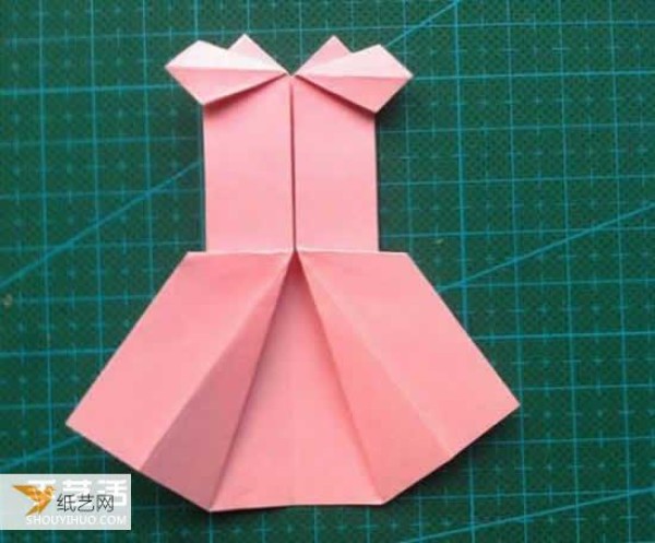 An illustrated tutorial on how to fold a simple origami skirt for children