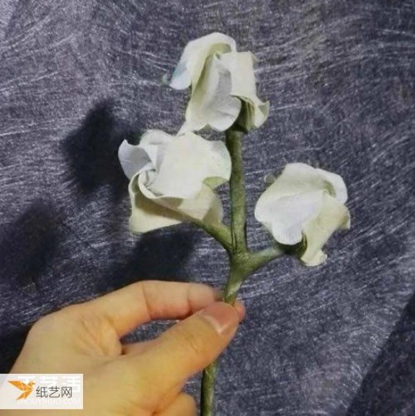 Illustrated tutorial on folding a Sansheng rose from a piece of paper