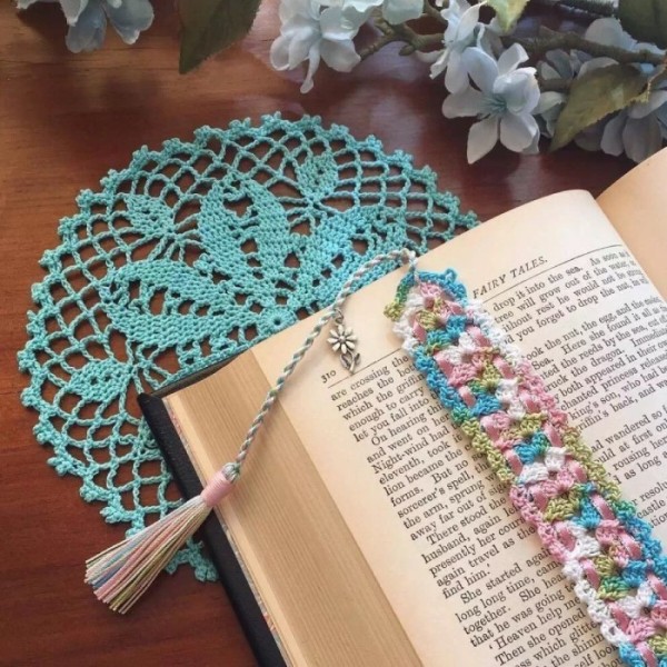 A slightly crocheted bookmark, a heart-warming gift in winter!