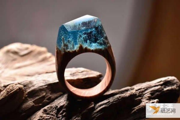 The handmade wooden ring that hides the mysterious and majestic scenery that people can’t look away from