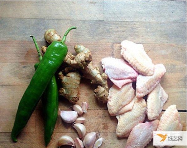 Detailed demonstration of how to cook homemade stir-fried ginger chicken wings