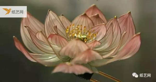 A piece of iron wire and a small box of flower-making liquid can make crystal clear flowers.