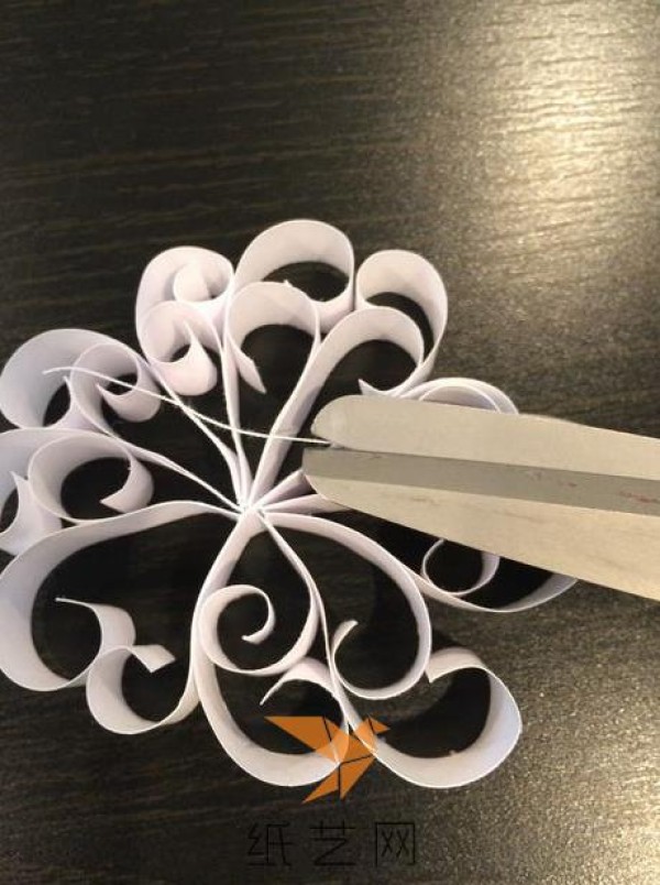 Tutorial on how to make snowflake-like paper quills for New Year decorations