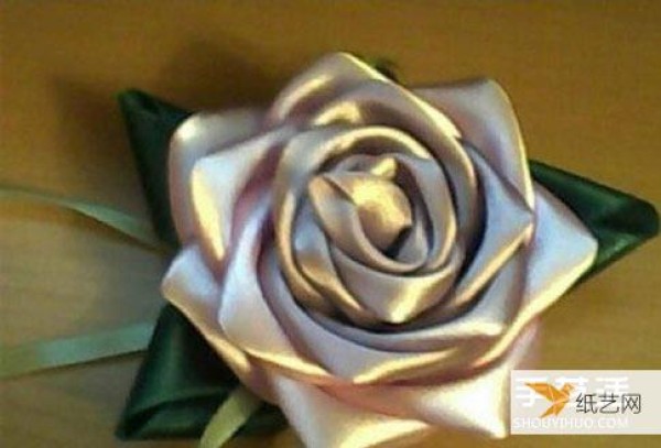 Share the tutorial on how to fold ribbon roses by hand