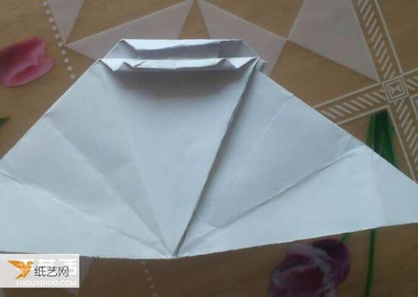 Step-by-step illustration of how to use origami to fold a cute grand piano