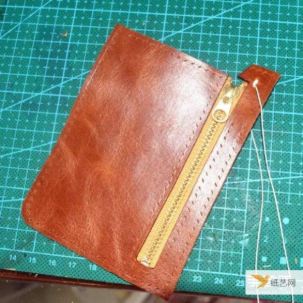 Illustrated tutorial on how to make a personalized leather wallet by hand