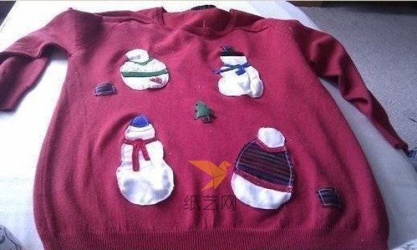 Tutorial on how to make Christmas gifts by transforming old clothes into snowman sweaters