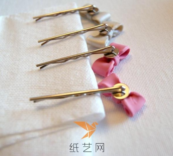 Tutorial on cute bow hairpins made from ultra-light clay