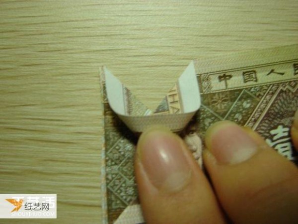 Detailed illustration of how to use the dollar bill folding paper camera