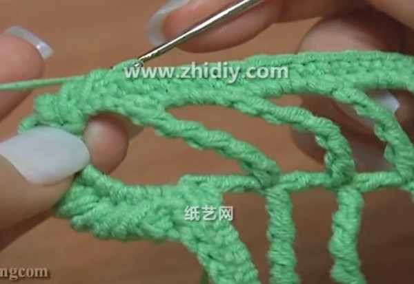 Tutorial on how to make simple crochet leaves and handmade decorations