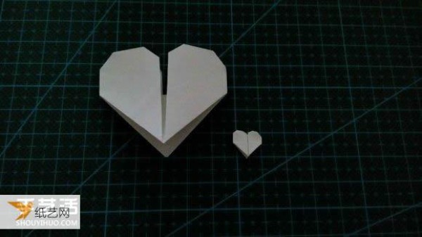 Hand-folded Valentines Day LOVE heart-shaped origami illustration tutorial