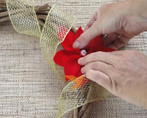 Detailed tutorial on holiday wreaths made from non-woven fabrics